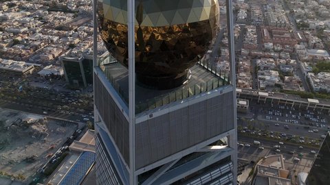 الفن الهندسي المعماري للأبراج و ناطحات السحاب، تصوير درون جوي لمبنى برج الفيصلية في حي العليا في مدينة الرياض، معلم سياحي مشهور في المملكة العربية السعودية، النهضة الاقتصادية والعمرانية لأفق العاصمة