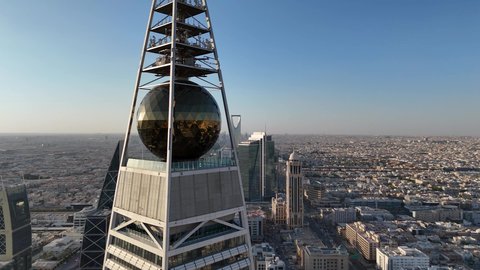 النمو والتقدم العمراني في العاصمة، الفن الهندسي المعماري للأبراج و ناطحات السحاب، تصوير درون جوي لمبنى برج الفيصلية في حي العليا في مدينة الرياض، معلم سياحي مشهور في المملكة العربية السعودية، النهضة الاقتصادية والعمرانية