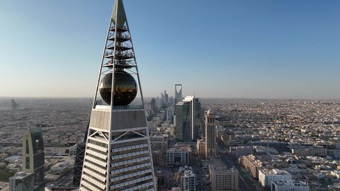 النمو والتقدم العمراني في العاصمة، الفن الهندسي المعماري للأبراج و ناطحات السحاب، تصوير درون جوي لمبنى برج الفيصلية في حي العليا في مدينة الرياض، معلم سياحي مشهور في المملكة العربية السعودية، النهضة الاقتصادية والعمرانية