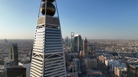 النمو والتقدم العمراني في العاصمة، الفن الهندسي المعماري للأبراج و ناطحات السحاب، تصوير درون جوي لمبنى برج الفيصلية في حي العليا في مدينة الرياض، معلم سياحي مشهور في المملكة العربية السعودية، النهضة الاقتصادية والعمرانية