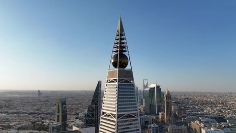 النمو والتقدم العمراني في العاصمة، الفن الهندسي المعماري للأبراج و ناطحات السحاب، تصوير درون جوي لمبنى برج الفيصلية في حي العليا في مدينة الرياض، معلم سياحي مشهور في المملكة العربية السعودية، النهضة الاقتصادية والعمرانية
