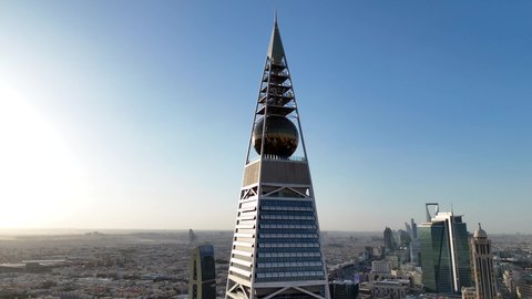 النمو والتقدم العمراني في العاصمة، الفن الهندسي المعماري للأبراج و ناطحات السحاب، تصوير درون جوي لمبنى برج الفيصلية في حي العليا في مدينة الرياض، معلم سياحي مشهور في المملكة العربية السعودية، النهضة الاقتصادية والعمرانية