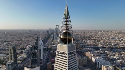 التقدم العمراني في العاصمة، الفن الهندسي المعماري للأبراج و ناطحات السحاب، تصوير درون جوي لمبنى برج الفيصلية في حي العليا في مدينة الرياض، معلم سياحي مشهور في المملكة العربية السعودية، النهضة الاقتصادية والعمرانية