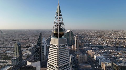 التقدم العمراني في العاصمة، الفن الهندسي المعماري للأبراج و ناطحات السحاب، تصوير درون جوي لمبنى برج الفيصلية في حي العليا في مدينة الرياض، معلم سياحي مشهور في المملكة العربية السعودية، النهضة الاقتصادية والعمرانية