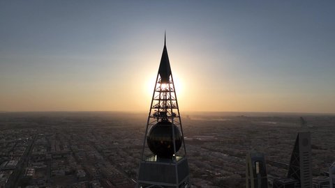 التقدم العمراني في العاصمة، الفن الهندسي المعماري للأبراج و ناطحات السحاب، تصوير درون جوي لمبنى برج الفيصلية في حي العليا في مدينة الرياض، معلم سياحي مشهور في المملكة العربية السعودية، النهضة الاقتصادية والعمرانية