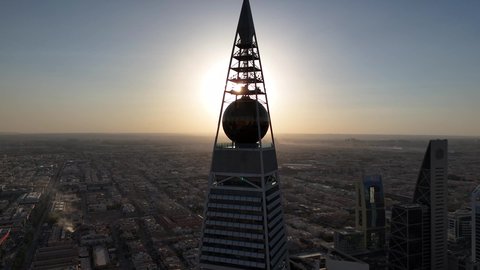 التقدم العمراني في العاصمة، الفن الهندسي المعماري للأبراج و ناطحات السحاب، تصوير درون جوي لمبنى برج الفيصلية في حي العليا في مدينة الرياض، معلم سياحي مشهور في المملكة العربية السعودية، النهضة الاقتصادية والعمرانية