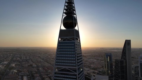 التقدم العمراني في العاصمة، الفن الهندسي المعماري للأبراج و ناطحات السحاب، تصوير درون جوي لمبنى برج الفيصلية في حي العليا في مدينة الرياض، معلم سياحي مشهور في المملكة العربية السعودية، النهضة الاقتصادية والعمرانية