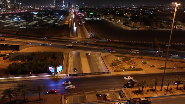 النهضة الاقتصادية والعمرانية لأفق العاصمة, حركة وسائل النقل والمواصلات في الشوارع والطرقات الرئيسية في المملكة العربية السعودية، تصوير درون جوي للحركة المرورية المنظمة للسيارات، نمو وتطور البنية التحتية