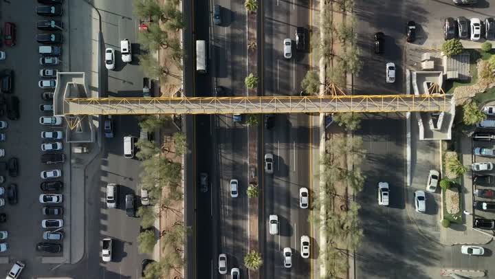 النهضة الاقتصادية والعمرانية لأفق العاصمة, حركة وسائل النقل والمواصلات في الشوارع والطرقات الرئيسية في المملكة العربية السعودية، تصوير درون جوي للحركة المرورية المنظمة للسيارات، نمو وتطور البنية التحتية