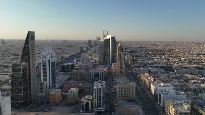 مبنى برج الفيصلية في حي العليا في مدينة الرياض، التقدم العمراني في العاصمة، الفن الهندسي المعماري للأبراج و ناطحات السحاب، تصوير درون جوي لمعلم سياحي مشهور في المملكة العربية السعودية، النهضة الاقتصادية والعمرانية