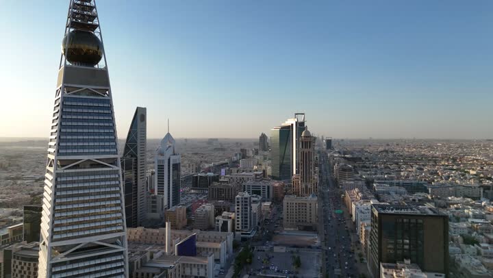 مبنى برج الفيصلية في حي العليا في مدينة الرياض، التقدم العمراني في العاصمة، الفن الهندسي المعماري للأبراج و ناطحات السحاب، تصوير درون جوي لمعلم سياحي مشهور في المملكة العربية السعودية، النهضة الاقتصادية والعمرانية