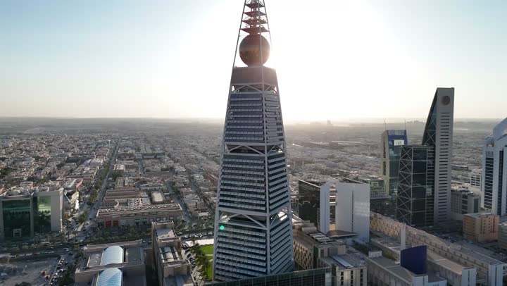 مبنى برج الفيصلية في حي العليا في مدينة الرياض، التقدم العمراني في العاصمة، الفن الهندسي المعماري للأبراج و ناطحات السحاب، تصوير درون جوي لمعلم سياحي مشهور في المملكة العربية السعودية، النهضة الاقتصادية والعمرانية