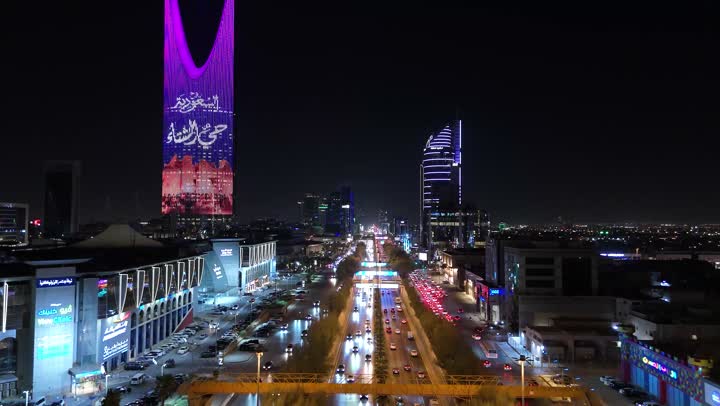 المباني والمعالم التجارية المشهورة، الفن الهندسي المعماري على الطراز المتطور والحديث، تصوير درون جوي لبرج المملكة الشهير المضاء في مدينة الرياض، الأبراج وناطحات السحاب، النمو والتطور والتقدم العمراني، أسلوب الحياة في العاصمة، السعوية حي الشتاء