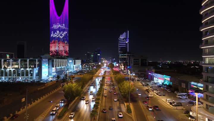 المباني والمعالم التجارية المشهورة، الفن الهندسي المعماري على الطراز المتطور والحديث، تصوير درون جوي لبرج المملكة الشهير المضاء في مدينة الرياض، الأبراج وناطحات السحاب، النمو والتطور والتقدم العمراني، أسلوب الحياة في العاصمة، السعوية حي الشتاء