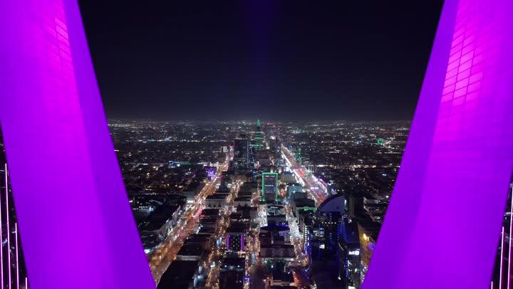 السعوية حي الشتاء، المباني والمعالم التجارية المشهورة، الفن الهندسي المعماري على الطراز المتطور والحديث، تصوير درون جوي لبرج المملكة الشهير المضاء في مدينة الرياض، الأبراج وناطحات السحاب، النمو والتطور والتقدم العمراني، أسلوب الحياة في العاصمة