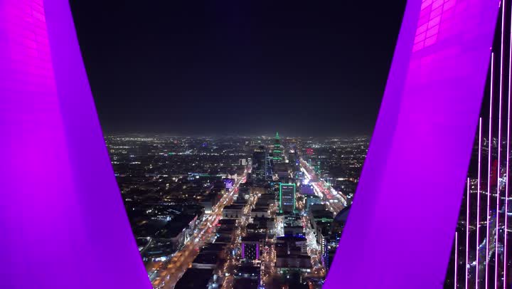 السعوية حي الشتاء، المباني والمعالم التجارية المشهورة، الفن الهندسي المعماري على الطراز المتطور والحديث، تصوير درون جوي لبرج المملكة الشهير المضاء في مدينة الرياض، الأبراج وناطحات السحاب، النمو والتطور والتقدم العمراني، أسلوب الحياة في العاصمة