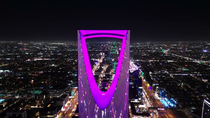 السعوية حي الشتاء، المباني والمعالم التجارية المشهورة، الفن الهندسي المعماري على الطراز المتطور والحديث، تصوير درون جوي لبرج المملكة الشهير المضاء في مدينة الرياض، الأبراج وناطحات السحاب، النمو والتطور والتقدم العمراني، أسلوب الحياة في العاصمة