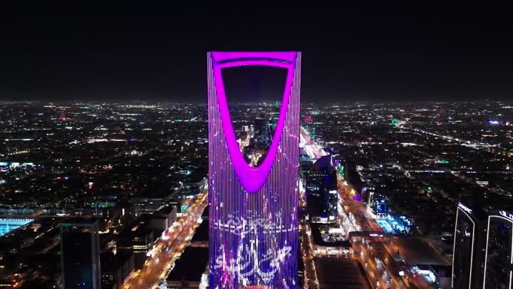 السعوية حي الشتاء، المباني والمعالم التجارية المشهورة، الفن الهندسي المعماري على الطراز المتطور والحديث، تصوير درون جوي لبرج المملكة الشهير المضاء في مدينة الرياض، الأبراج وناطحات السحاب، النمو والتطور والتقدم العمراني، أسلوب الحياة في العاصمة