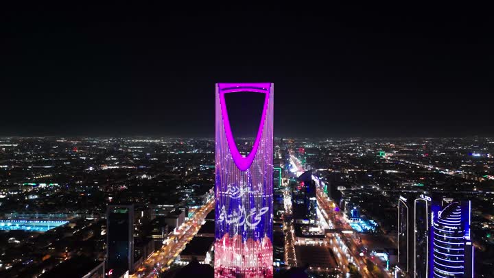 أسلوب الحياة في العاصمة، السعوية حي الشتاء، المباني والمعالم التجارية المشهورة، الفن الهندسي المعماري على الطراز المتطور والحديث، تصوير درون جوي لبرج المملكة الشهير المضاء في مدينة الرياض، الأبراج وناطحات السحاب، النمو والتطور والتقدم العمراني