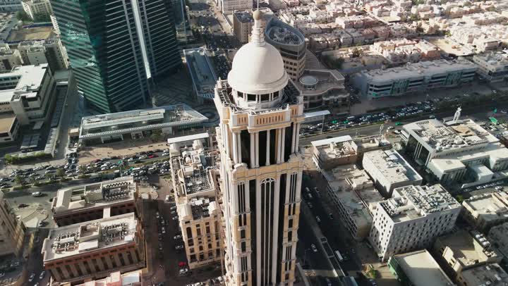 فندق نارسيسوس في مدينة الرياض في المملكة العربية السعودية، النمو والتقدم العمراني للابراج وناطحات السحاب، معلم سياحي مشهور، جذب واستقطاب السياح من كافة انحاء العالم، الفن الهندسي المعماري للمنشآت التجارية في العاصمة في النهار