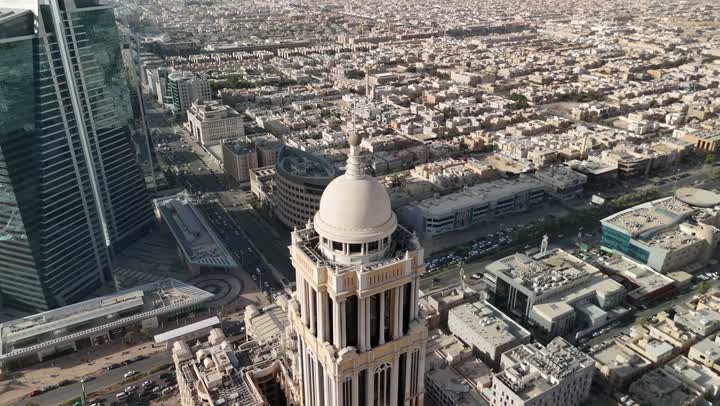 فندق نارسيسوس في مدينة الرياض في المملكة العربية السعودية، النمو والتقدم العمراني للابراج وناطحات السحاب، معلم سياحي مشهور، جذب واستقطاب السياح من كافة انحاء العالم، الفن الهندسي المعماري للمنشآت التجارية في العاصمة في النهار