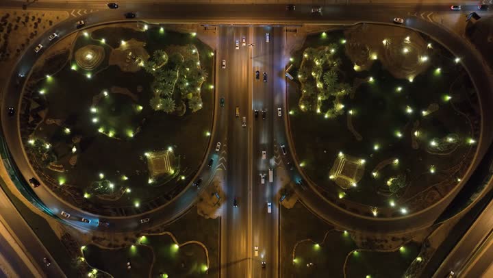 الطرق المتقاطعة في ميدان القاهرة في الليل، الاهتمام بالبنية التحتية والطرقات العامة، الطرقات والشوارع المعبدة في ميدان الرباط، تصوير درون جوي لحركة مرور السيارات على الطريق السريع في مدينة الرياض بالمملكة العربية السعودية