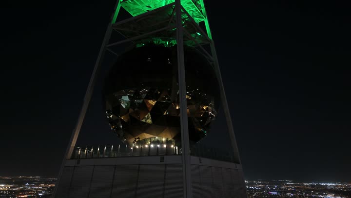 الاحتفال باليوم الوطني السعودي في 23 سبتمبر، إنارة ناطحات السحاب والمنشآت والفنادق السياحية باللون الأخضر, النهضة الاقتصادية والعمرانية السعودية، تصوير درون جوي لبرج الفيصلية في الرياض، الفن الهندسي المعماري على الطراز المتطور لأبراج العليا, طريق الملك فهد في المملكة