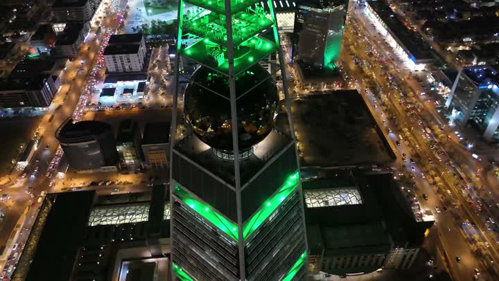 الاحتفال باليوم الوطني السعودي في 23 سبتمبر، إنارة ناطحات السحاب والمنشآت والفنادق السياحية باللون الأخضر, النهضة الاقتصادية والعمرانية السعودية، تصوير درون جوي لبرج الفيصلية في الرياض، الفن الهندسي المعماري على الطراز المتطور لأبراج العليا, طريق الملك فهد في المملكة