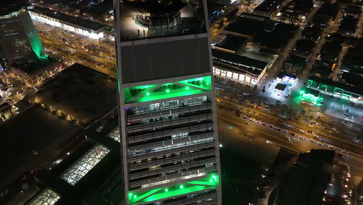 الاحتفال باليوم الوطني السعودي في 23 سبتمبر، إنارة ناطحات السحاب والمنشآت والفنادق السياحية باللون الأخضر, النهضة الاقتصادية والعمرانية السعودية، تصوير درون جوي لبرج الفيصلية في الرياض، الفن الهندسي المعماري على الطراز المتطور لأبراج العليا, طريق الملك فهد في المملكة