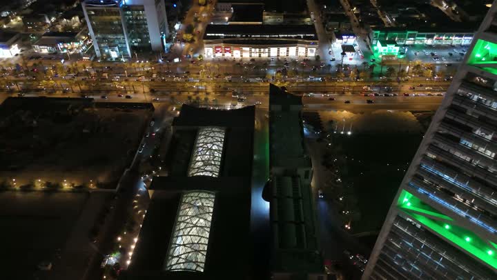 الاحتفال باليوم الوطني السعودي في 23 سبتمبر، إنارة ناطحات السحاب والمنشآت والفنادق السياحية باللون الأخضر, النهضة الاقتصادية والعمرانية السعودية، تصوير درون جوي لبرج الفيصلية في الرياض، الفن الهندسي المعماري على الطراز المتطور لأبراج العليا, طريق الملك فهد في المملكة