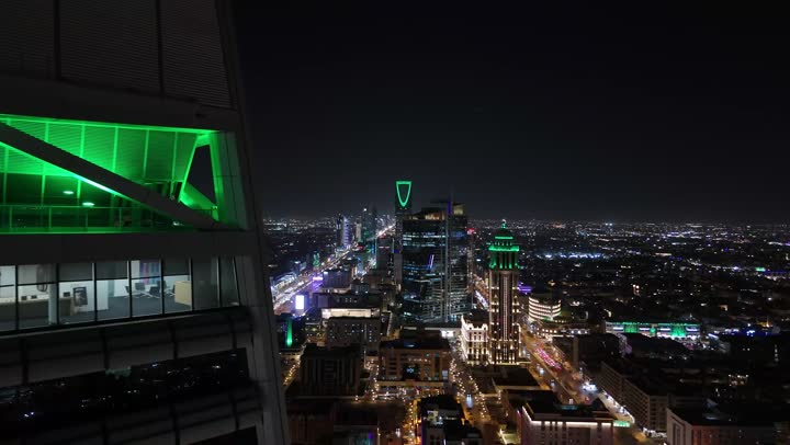 النهضة الاقتصادية والعمرانية السعودية، تصوير درون جوي لبرج الفيصلية في الرياض، الفن الهندسي المعماري على الطراز المتطور لأبراج العليا, طريق الملك فهد في المملكة، الاحتفال باليوم الوطني السعودي في 23 سبتمبر، إنارة ناطحات السحاب والمنشآت والفنادق السياحية باللون الأخضر