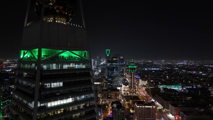 النهضة الاقتصادية والعمرانية السعودية، تصوير درون جوي لبرج الفيصلية في الرياض، الفن الهندسي المعماري على الطراز المتطور لأبراج العليا, طريق الملك فهد في المملكة، الاحتفال باليوم الوطني السعودي في 23 سبتمبر، إنارة ناطحات السحاب والمنشآت والفنادق السياحية باللون الأخضر