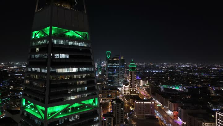 النهضة الاقتصادية والعمرانية السعودية، تصوير درون جوي لبرج الفيصلية في الرياض، الفن الهندسي المعماري على الطراز المتطور لأبراج العليا, طريق الملك فهد في المملكة، الاحتفال باليوم الوطني السعودي في 23 سبتمبر، إنارة ناطحات السحاب والمنشآت والفنادق السياحية باللون الأخضر