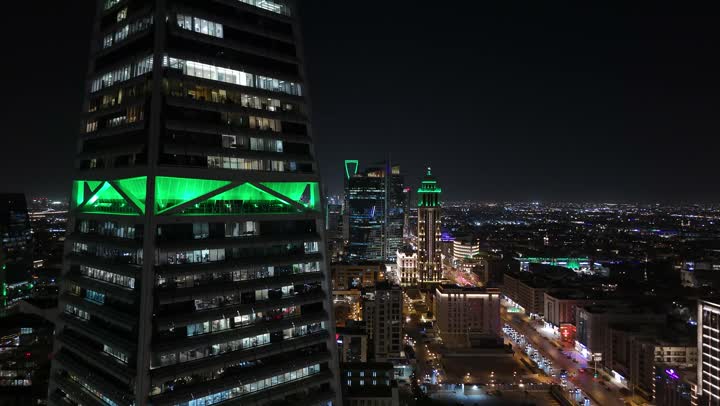 النهضة الاقتصادية والعمرانية السعودية، تصوير درون جوي لبرج الفيصلية في الرياض، الفن الهندسي المعماري على الطراز المتطور لأبراج العليا, طريق الملك فهد في المملكة، الاحتفال باليوم الوطني السعودي في 23 سبتمبر، إنارة ناطحات السحاب والمنشآت والفنادق السياحية باللون الأخضر