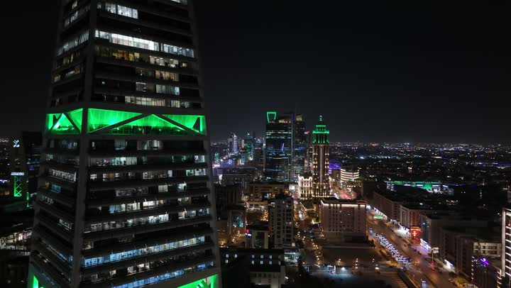 الفن الهندسي المعماري على الطراز المتطور لأبراج العليا, طريق الملك فهد في المملكة، الاحتفال باليوم الوطني السعودي في 23 سبتمبر، إنارة ناطحات السحاب والمنشآت والفنادق السياحية باللون الأخضر، النهضة الاقتصادية والعمرانية السعودية، تصوير درون جوي لبرج الفيصلية في الرياض