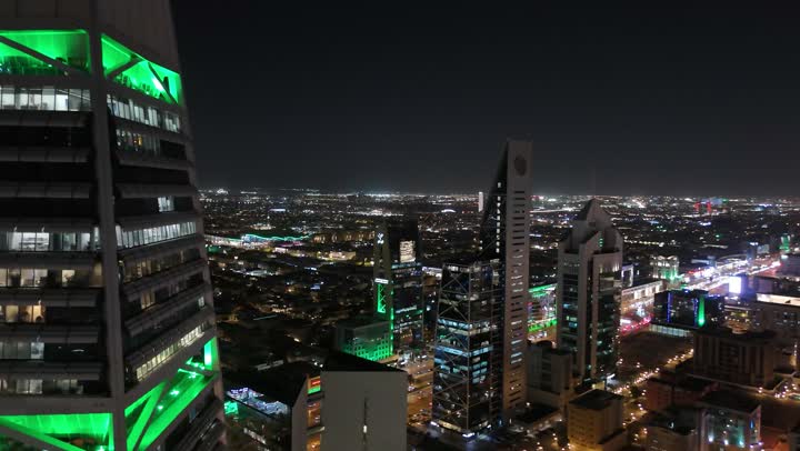الفن الهندسي المعماري على الطراز المتطور لأبراج العليا, طريق الملك فهد في المملكة، الاحتفال باليوم الوطني السعودي في 23 سبتمبر، إنارة ناطحات السحاب والمنشآت والفنادق السياحية باللون الأخضر، النهضة الاقتصادية والعمرانية السعودية، تصوير درون جوي لبرج الفيصلية في الرياض