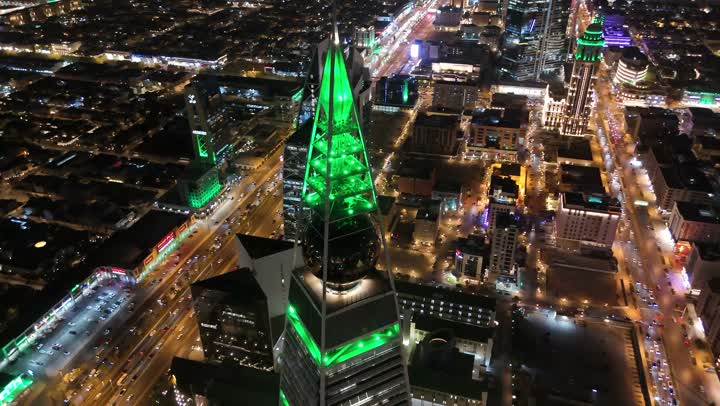 الفن الهندسي المعماري على الطراز المتطور لأبراج العليا, طريق الملك فهد في المملكة، الاحتفال باليوم الوطني السعودي في 23 سبتمبر، إنارة ناطحات السحاب والمنشآت والفنادق السياحية باللون الأخضر، النهضة الاقتصادية والعمرانية السعودية، تصوير درون جوي لبرج الفيصلية في الرياض