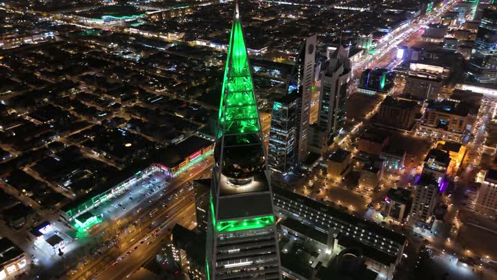 الفن الهندسي المعماري على الطراز المتطور لأبراج العليا, طريق الملك فهد في المملكة، الاحتفال باليوم الوطني السعودي في 23 سبتمبر، إنارة ناطحات السحاب والمنشآت والفنادق السياحية باللون الأخضر، النهضة الاقتصادية والعمرانية السعودية، تصوير درون جوي لبرج الفيصلية في الرياض