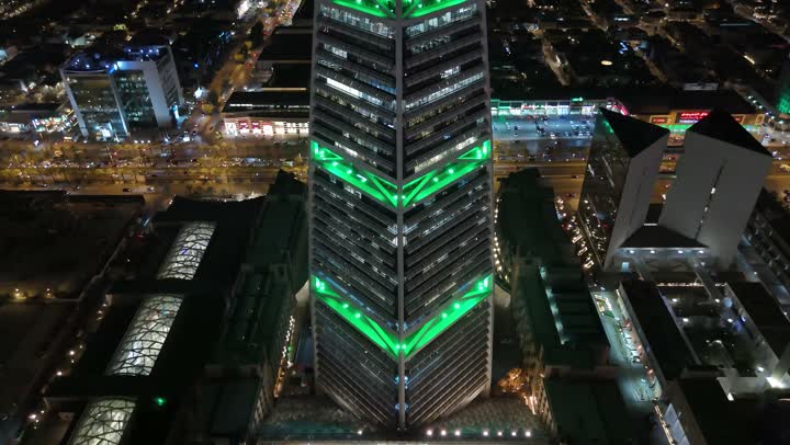 إنارة ناطحات السحاب والمنشآت والفنادق السياحية باللون الأخضر في اليوم الوطني السعودي في 23 سبتمبر, النهضة الاقتصادية والعمرانية السعودية، تصوير درون جوي لبرج الفيصلية في الرياض، الفن الهندسي المعماري على الطراز المتطور لأبراج العليا, طريق الملك فهد في المملكة