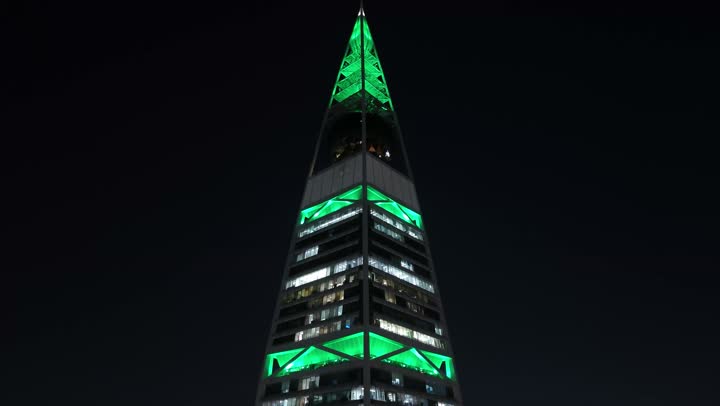 إنارة ناطحات السحاب والمنشآت والفنادق السياحية باللون الأخضر في اليوم الوطني السعودي في 23 سبتمبر, النهضة الاقتصادية والعمرانية السعودية، تصوير درون جوي لبرج الفيصلية في الرياض، الفن الهندسي المعماري على الطراز المتطور لأبراج العليا, طريق الملك فهد في المملكة