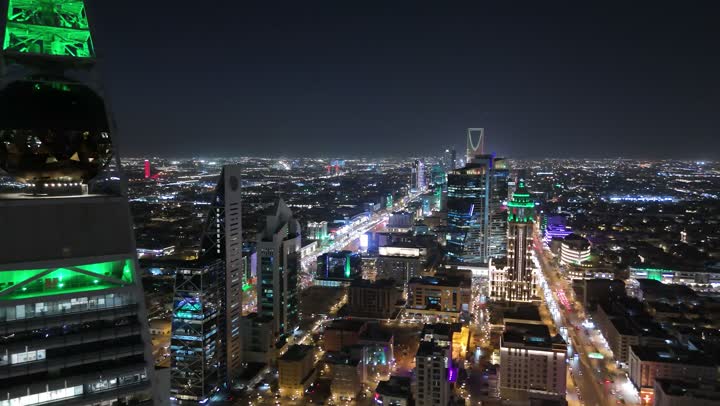 إنارة ناطحات السحاب والمنشآت والفنادق السياحية باللون الأخضر في اليوم الوطني السعودي في 23 سبتمبر, النهضة الاقتصادية والعمرانية السعودية، تصوير درون جوي لبرج الفيصلية في الرياض، الفن الهندسي المعماري على الطراز المتطور لأبراج العليا, طريق الملك فهد في المملكة