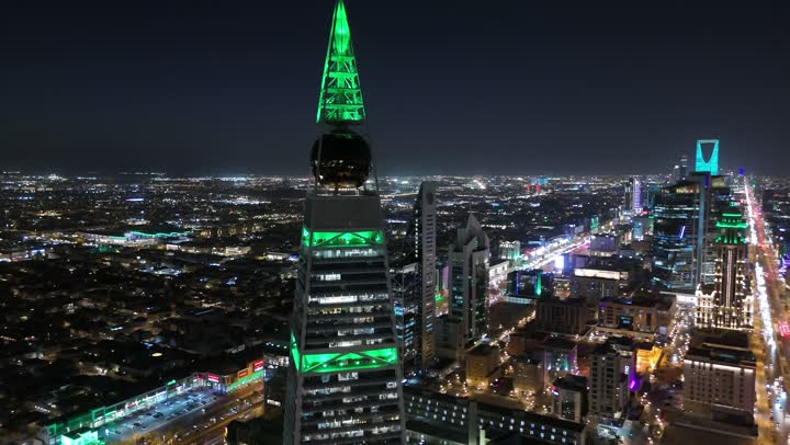 إنارة ناطحات السحاب والمنشآت والفنادق السياحية باللون الأخضر في اليوم الوطني السعودي في 23 سبتمبر, النهضة الاقتصادية والعمرانية السعودية، تصوير درون جوي لبرج الفيصلية في الرياض، الفن الهندسي المعماري على الطراز المتطور لأبراج العليا, طريق الملك فهد في المملكة