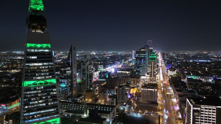 اليوم الوطني السعودي في 23 سبتمبر، إنارة ناطحات السحاب والمنشآت والفنادق السياحية باللون الأخضر، النهضة الاقتصادية والعمرانية السعودية، تصوير درون جوي لبرج الفيصلية في الرياض، الفن الهندسي المعماري على الطراز المتطور لأبراج العليا، طريق الملك فهد في المملكة