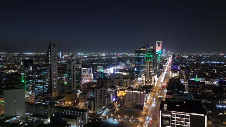 اليوم الوطني السعودي في 23 سبتمبر، إنارة ناطحات السحاب والمنشآت والفنادق السياحية باللون الأخضر، النهضة الاقتصادية والعمرانية السعودية، تصوير درون جوي لبرج الفيصلية في الرياض، الفن الهندسي المعماري على الطراز المتطور لأبراج العليا، طريق الملك فهد في المملكة