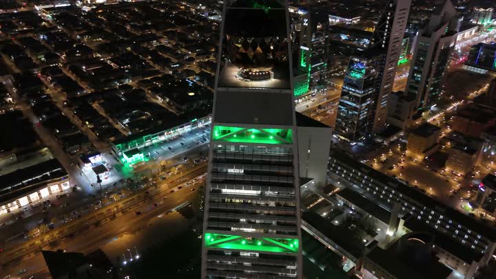 اليوم الوطني السعودي في 23 سبتمبر، إنارة ناطحات السحاب والمنشآت والفنادق السياحية باللون الأخضر، النهضة الاقتصادية والعمرانية السعودية، تصوير درون جوي لبرج الفيصلية في الرياض، الفن الهندسي المعماري على الطراز المتطور لأبراج العليا، طريق الملك فهد في المملكة