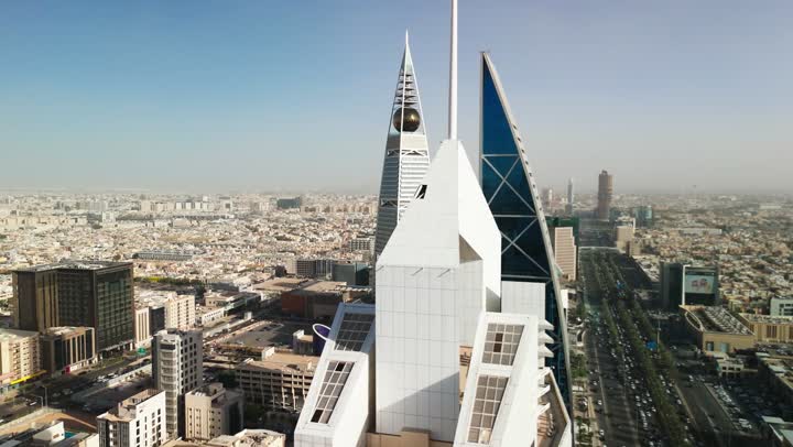 برج الواصل ووزارة الشؤون الإسلامية والأوقاف والدعوة والإرشاد في العليا في النهار، الفن الهندسي المعماري للمنشآت وناطحات السحاب في مدينة الرياض, تصوير درون جوي للأماكن والمعالم المشهورة في المملكة العربية السعودية