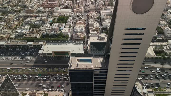 تصوير درون جوي للأماكن والمعالم المشهورة في المملكة العربية السعودية، برج الواصل ووزارة الشؤون الإسلامية والأوقاف والدعوة والإرشاد في العليا في النهار، الفن الهندسي المعماري للمنشآت وناطحات السحاب في مدينة الرياض