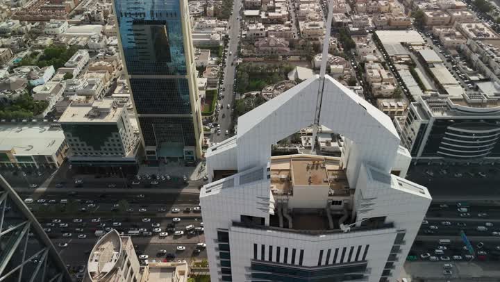 تصوير درون جوي للأماكن والمعالم المشهورة في المملكة العربية السعودية، برج الواصل ووزارة الشؤون الإسلامية والأوقاف والدعوة والإرشاد في العليا في النهار، الفن الهندسي المعماري للمنشآت وناطحات السحاب في مدينة الرياض