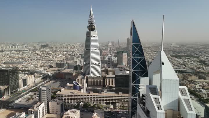 تصوير درون جوي للأماكن والمعالم المشهورة في المملكة العربية السعودية، برج الواصل ووزارة الشؤون الإسلامية والأوقاف والدعوة والإرشاد في العليا في النهار، الفن الهندسي المعماري للمنشآت وناطحات السحاب في مدينة الرياض