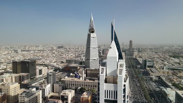 برج الواصل ووزارة الشؤون الإسلامية والأوقاف والدعوة والإرشاد في العليا في النهار، الفن الهندسي المعماري للمنشآت وناطحات السحاب في مدينة الرياض, تصوير درون جوي للأماكن والمعالم المشهورة في المملكة العربية السعودية